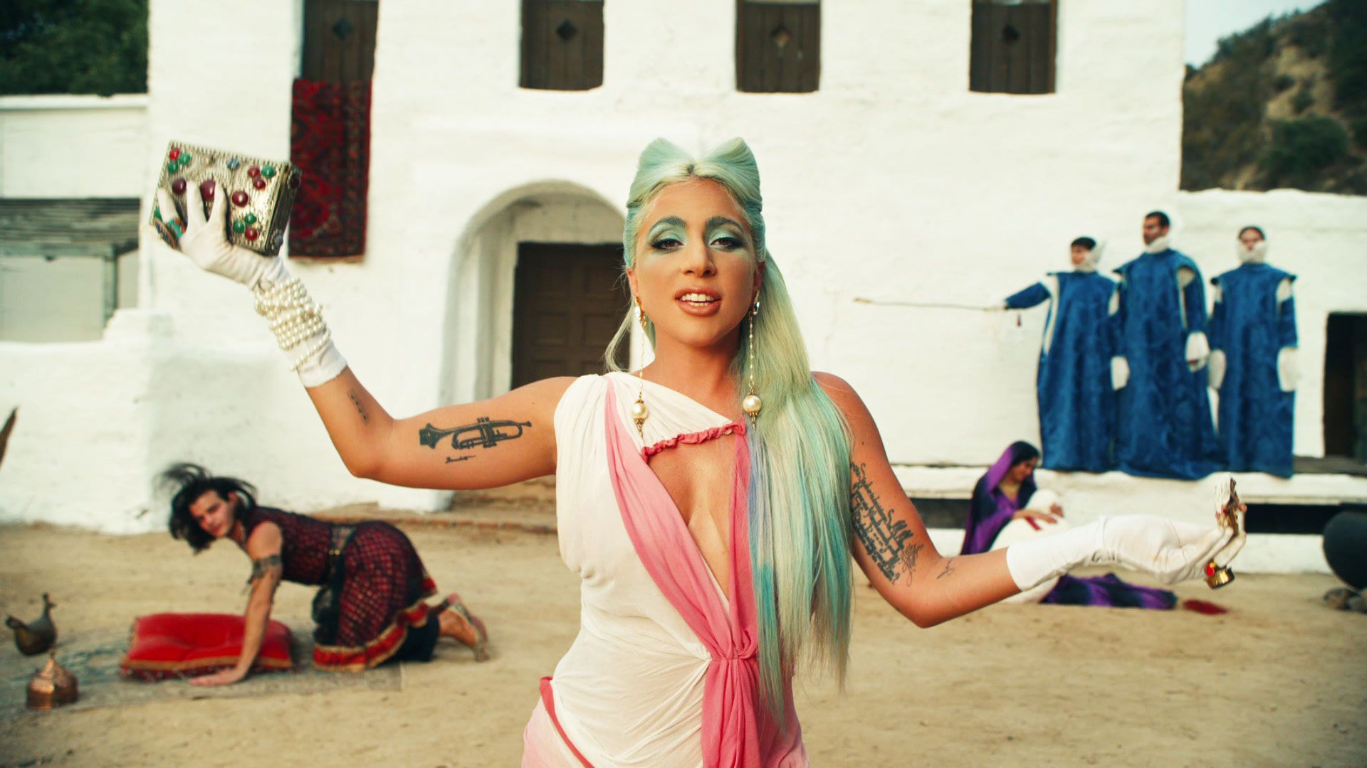 Lady Gaga lanza el video de '911' - CoolBites